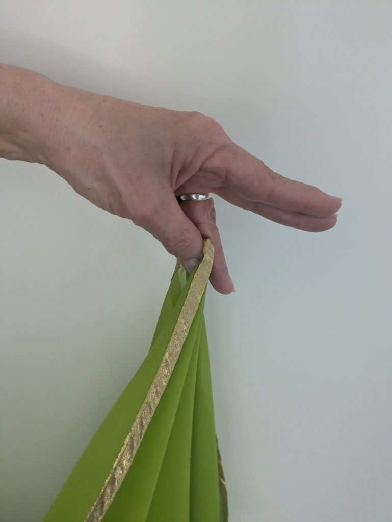 Foto zeigt, wie der Häschengriff beim Doppelschleier angewendet wird, um beide Schleier sicher zu führen. Griff für Fortgeschrittene
